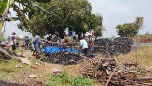 Proses warga Bergotong royong memindahkan 7 Jenzah yang sebelumnya di makamkan di pemakaman ditempat penampungan.