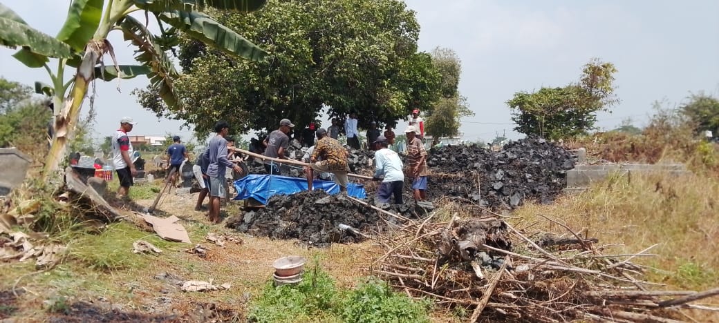 Proses warga Bergotong royong memindahkan 7 Jenzah yang sebelumnya di makamkan di pemakaman ditempat penampungan.