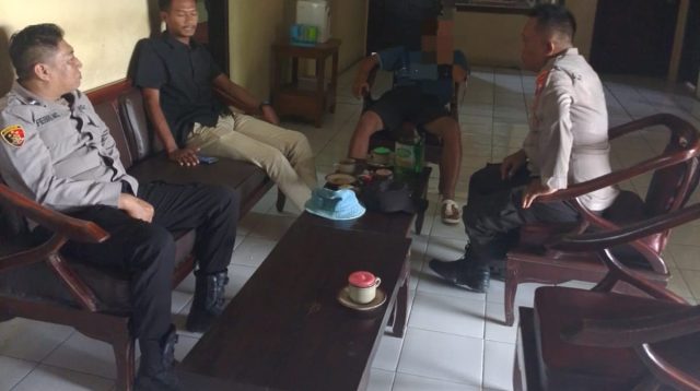 Polsek Pucuk amankan ODGJ yang membawa senjata tajam yang merasakan warga.
