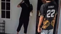 Petugas Polsek Lamongan melakukan penggrebekan pasangan buka suami istri di perumahan BBR Lamongan.