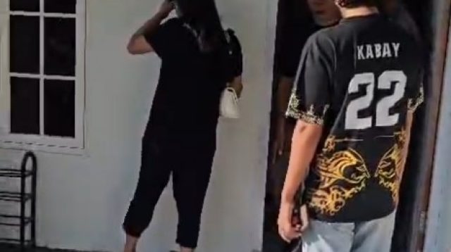 Petugas Polsek Lamongan melakukan penggrebekan pasangan buka suami istri di perumahan BBR Lamongan.
