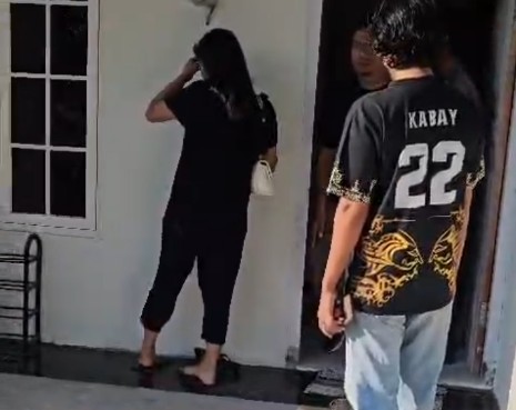 Petugas Polsek Lamongan melakukan penggrebekan pasangan buka suami istri di perumahan BBR Lamongan.