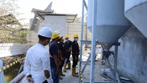 Tim Bidang Laboratorium Forensik (Bidlabfor) Polda Jawa Timur saat melakukan olah TKP.