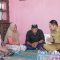 Bupati Lamongan Yuhronur Efendi menyerahkan santunan jaminan kecelakaan kerja kepada keluarga korban.