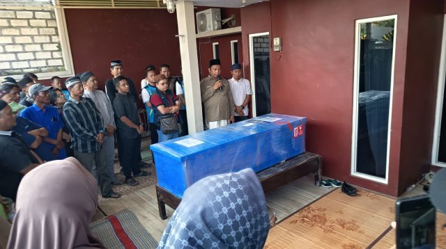 Jenazah Jumbrik ABK KMP Virgo Transport 8 tiba di rumah duka di Perumahan Made Great Lamongan.