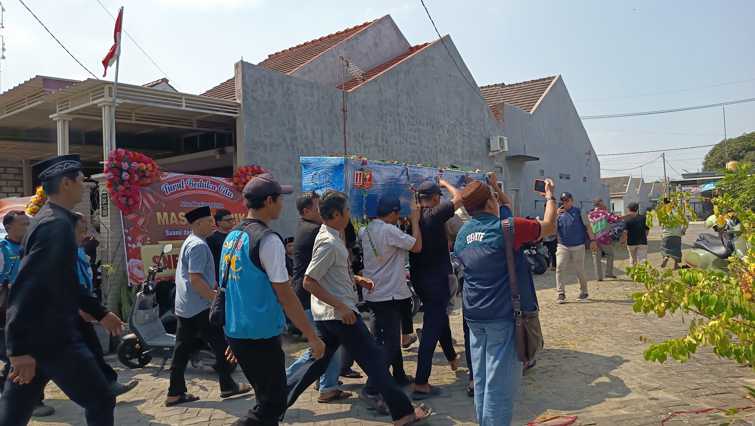 Almarhum saat di semayamkan di rumah duka di Perumahan Made Great Lamongan.