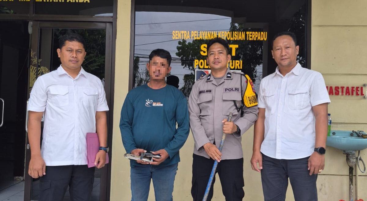 Terduga pelaku saat diamankan di Polsek Turi.