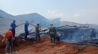 Petugas pemadam kebakaran masih melakukan pembasahan di sejumlah titik api.