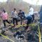 Petugas melakukan pemeriksan dan identifikasi terhadap kerangka manusia.