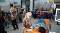 Siswa SMPN Kabuh yang menjalin perawatan di Puskesmas Kabuh, Kecamatan Kabuh, Jombang, diduga 256 siswa-siswi alami gejala mual dan muntah, Jumat (4/9/2026) siang.