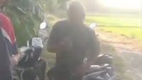 1002931859 Tangkapan layar video warga saat menemukan rombong diduga yang menjadi korban begal di Jalan Desa Jatibanjar, Kecamatan Ploso, Jombang.