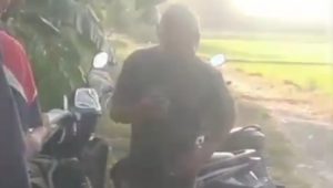 Tangkapan layar video warga saat menemukan rombong diduga yang menjadi korban begal di Jalan Desa Jatibanjar, Kecamatan Ploso, Jombang.