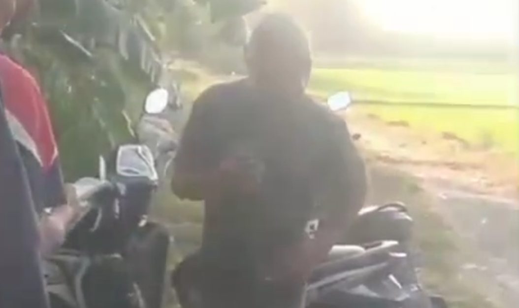 Tangkapan layar video warga saat menemukan rombong diduga yang menjadi korban begal di Jalan Desa Jatibanjar, Kecamatan Ploso, Jombang.