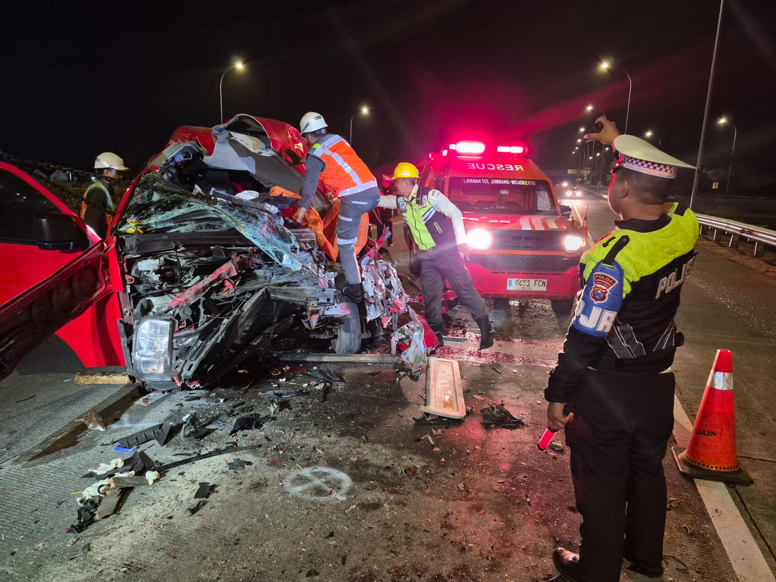 Kondisi kendaraan sesuai mengalami tragedi kecelakaan lalu lintas di KM 687+200 jalur B, ruas jalan Tol Jombang-Mojokerto, Jumat (11/9/2026) malam.