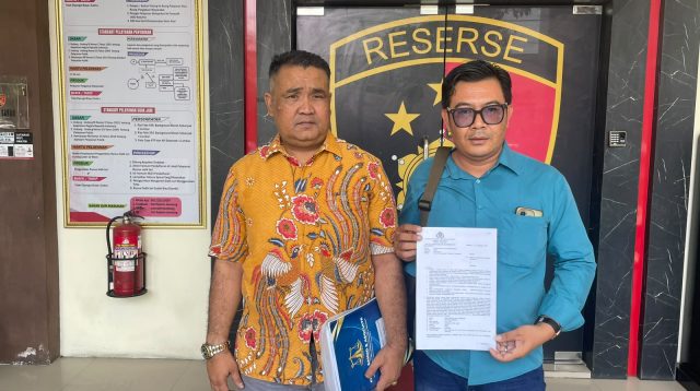 Kuasa Hukum Pelapor, Syahrial Saragih saat menunjukkan surat pemberitahuan penetapan tersangka atas kasus sengketa dan penguasaan lahan seluas sekitar 100 hektar di Desa Wonomerto, Kecamatan Wonosalam, Kabupaten Jombang, Selasa (15/9/2026).