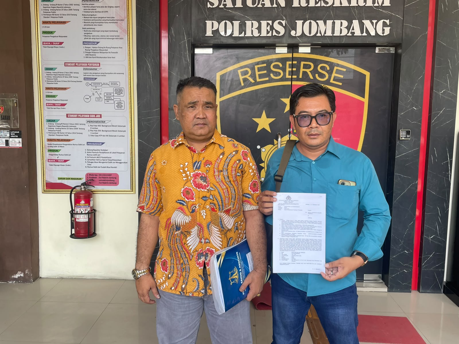 Kuasa Hukum Pelapor, Syahrial Saragih saat menunjukkan surat pemberitahuan penetapan tersangka atas kasus sengketa dan penguasaan lahan seluas sekitar 100 hektar di Desa Wonomerto, Kecamatan Wonosalam, Kabupaten Jombang, Selasa (15/9/2026).
