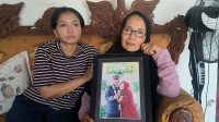 1002956143 Ibu kandung Gondham, Eni Setia Rahayu dan Dyah Puspitasari, kakak kandung Gondham saat memegang foto Gondham Prakoso di rumahnya di Desa Bulurejo, Kecamatan Diwek, Kabupaten Jombang, Kamis (17/9/2026).