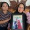 Ibu kandung Gondham, Eni Setia Rahayu dan Dyah Puspitasari, kakak kandung Gondham saat memegang foto Gondham Prakoso di rumahnya di Desa Bulurejo, Kecamatan Diwek, Kabupaten Jombang, Kamis (17/9/2026).