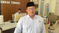Kepala Kemenhaj Kabupaten Jombang, Ilham Rohim saat diwawancarai di kantornya.
