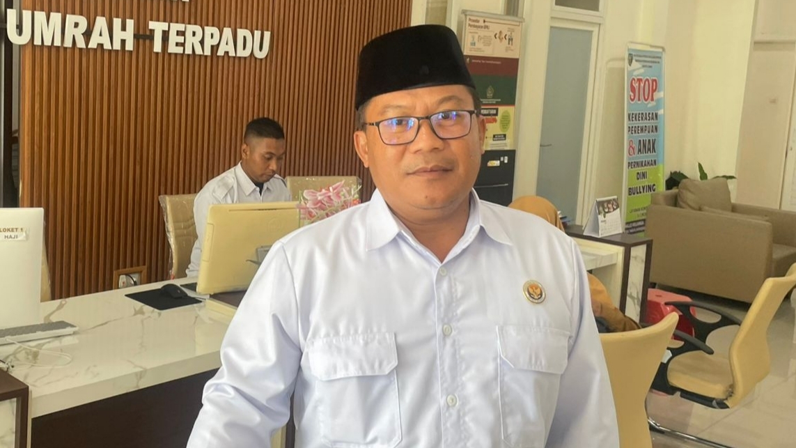 Kepala Kemenhaj Kabupaten Jombang, Ilham Rohim saat diwawancarai di kantornya.