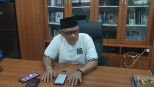 Menteri Haji dan Umrah Republik Indonesia, Mochamad Irfan Yusuf atau Gus Irfan saat di wawancarai di Pondok Pesantren Al-Farros, Tebuireng, Kecamatan Diwek, Kabupaten Jombang, Kamis (17/9/2026). (foto :taufiqur rachman).
