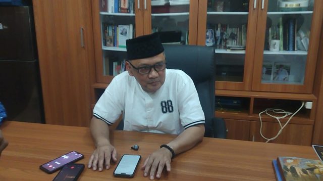 Menteri Haji dan Umrah Republik Indonesia, Mochamad Irfan Yusuf atau Gus Irfan saat di wawancarai di Pondok Pesantren Al-Farros, Tebuireng, Kecamatan Diwek, Kabupaten Jombang, Kamis (17/9/2026). (foto :taufiqur rachman).