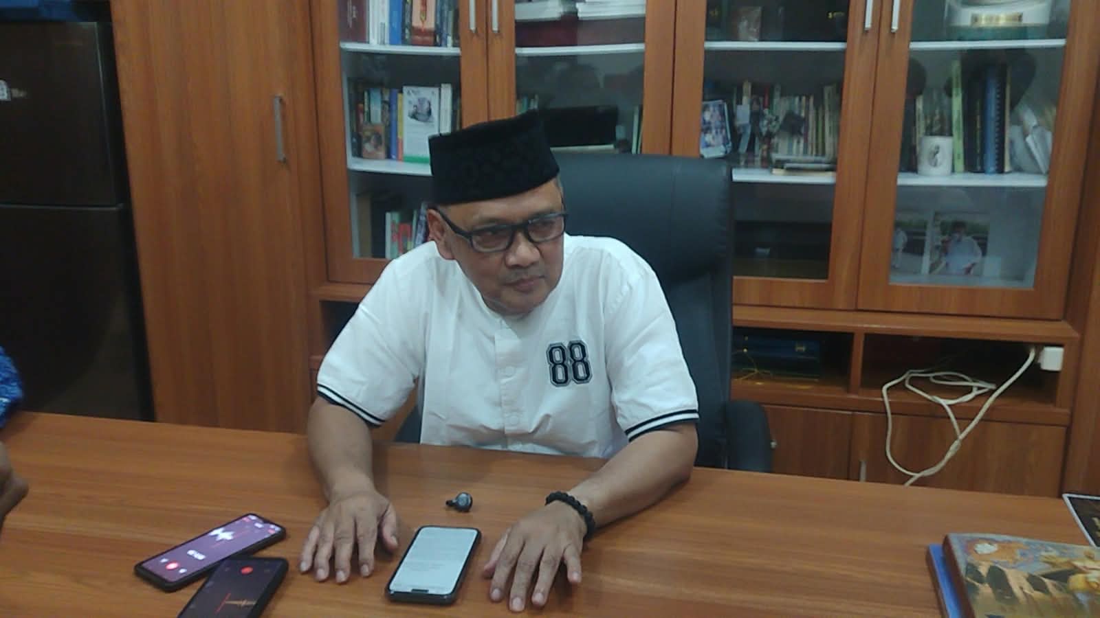 Menteri Haji dan Umrah Republik Indonesia, Mochamad Irfan Yusuf atau Gus Irfan saat di wawancarai di Pondok Pesantren Al-Farros, Tebuireng, Kecamatan Diwek, Kabupaten Jombang, Kamis (17/9/2026). (foto :taufiqur rachman).