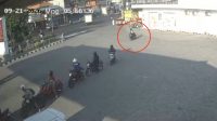 Tangkapan layar dilingkari merah, nampak seorang pria berjaket terekam kamera CCTV di SPBU Mojongapit Jombang, Senin (21/9/2026) pagi.