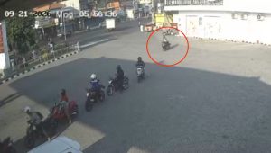 Tangkapan layar dilingkari merah, nampak seorang pria berjaket terekam kamera CCTV di SPBU Mojongapit Jombang, Senin (21/9/2026) pagi.