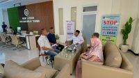 Abi Yasin (61), warga Desa Gongseng, Kecamatan Megaluh, bersama calon jemaah umrah asal Jombang saat mendatangi Kantor Kementerian Haji dan Umrah, Senin (21/9/2026) kemarin.