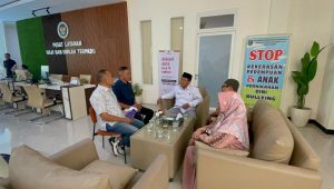 Abi Yasin (61), warga Desa Gongseng, Kecamatan Megaluh, bersama calon jemaah umrah asal Jombang saat mendatangi Kantor Kementerian Haji dan Umrah, Senin (21/9/2026) kemarin.