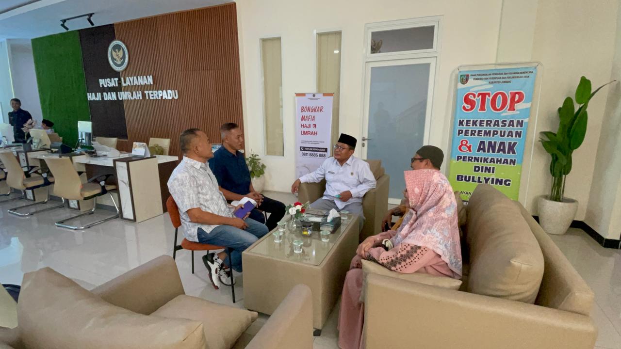 Abi Yasin (61), warga Desa Gongseng, Kecamatan Megaluh, bersama calon jemaah umrah asal Jombang saat mendatangi Kantor Kementerian Haji dan Umrah, Senin (21/9/2026) kemarin.