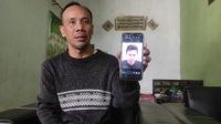 Keluarga korban Kapal Virgo, Ari Supriyatin, adik ipar Suryono ketika menunjukkan foto kakaknya saat ditemui di rumahnya di Desa Kwaron, Kecamatan Diwek, Kabupaten Jombang,  Selasa (22/9/2026) siang.