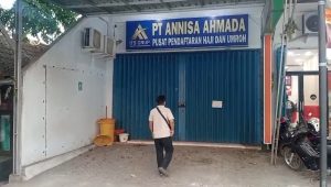 Calon jamaah umrah PT Annisa Ahmada Travelindo mendatangi Kantor Kementerian Haji dan Umrah (Kemenhaj) Kabupaten Jombang, Senin (21/9/2026) kemarin. Dan kantor travel umrah PT Annisa Ahmada Travelindo yang tertutup dan tergembok rapat berlokasi di Jalan Wahid Hasyim, Kecamatan Jombang, Kabupaten Jombang.