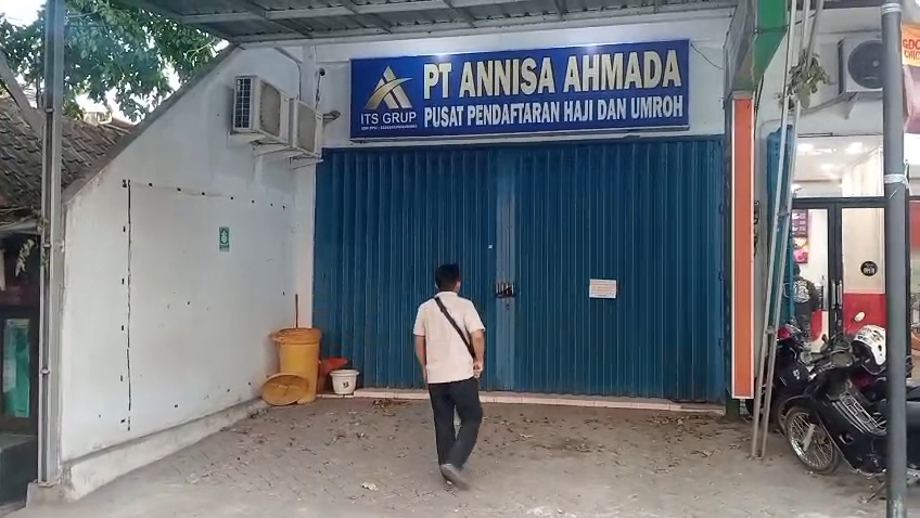 Calon jamaah umrah PT Annisa Ahmada Travelindo mendatangi Kantor Kementerian Haji dan Umrah (Kemenhaj) Kabupaten Jombang, Senin (21/9/2026) kemarin. Dan kantor travel umrah PT Annisa Ahmada Travelindo yang tertutup dan tergembok rapat berlokasi di Jalan Wahid Hasyim, Kecamatan Jombang, Kabupaten Jombang.