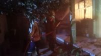 Petugas damkar Jombang saat melakukan pemadaman ruang perpustakaan dan UKS di gedung SMPN 2 Perak beralamat di Dusun Ngrandu, Desa Cangkringrandu, Kecamatan Perak, Jombang, Jumat (25/9/2026) malam.