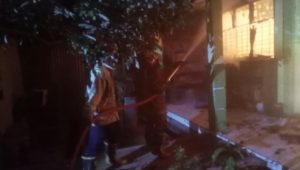 Petugas damkar Jombang saat melakukan pemadaman ruang perpustakaan dan UKS di gedung SMPN 2 Perak beralamat di Dusun Ngrandu, Desa Cangkringrandu, Kecamatan Perak, Jombang, Jumat (25/9/2026) malam.