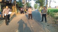 kecelakaan motor Petugas Unit Gakkum Satlantas Polres Jombang ketika melakukan olah TKP kecelakaan lalulintas di Jalan Raya Desa Kwaron, Kecamatan Diwek, Kabupaten Jombang.