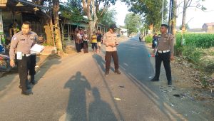 Petugas Unit Gakkum Satlantas Polres Jombang ketika melakukan olah TKP kecelakaan lalulintas di Jalan Raya Desa Kwaron, Kecamatan Diwek, Kabupaten Jombang.