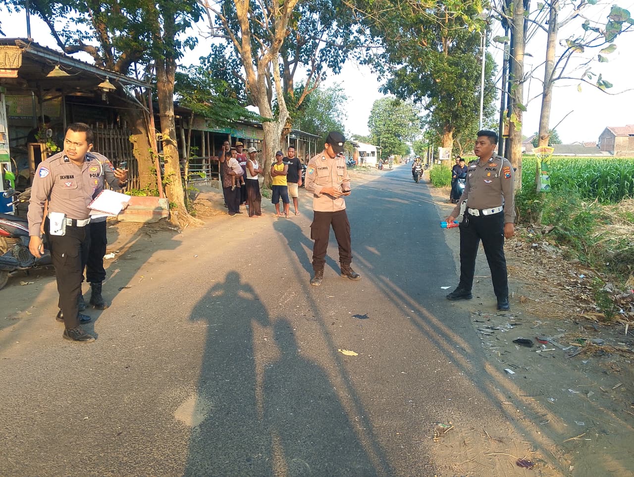 Petugas Unit Gakkum Satlantas Polres Jombang ketika melakukan olah TKP kecelakaan lalulintas di Jalan Raya Desa Kwaron, Kecamatan Diwek, Kabupaten Jombang.