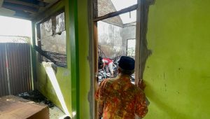 Kondisi perpustakaan dan ruang BK SMPN 2 Perak setelah alami kebakaran pada Jumat (25/9/2026) malam kemarin. Kini para guru dan Kasek Abdul Rohman membantu mengambil barang-barang yang terselamatkan, Minggu (27/9/2026).