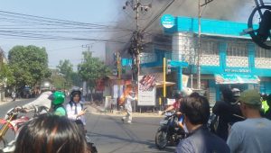 Tiga ruko di Jalan Galunggung Malang terbakar, satu warga dilaporkan tewas.