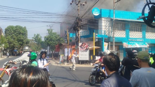 Tiga ruko di Jalan Galunggung Malang terbakar, satu warga dilaporkan tewas.
