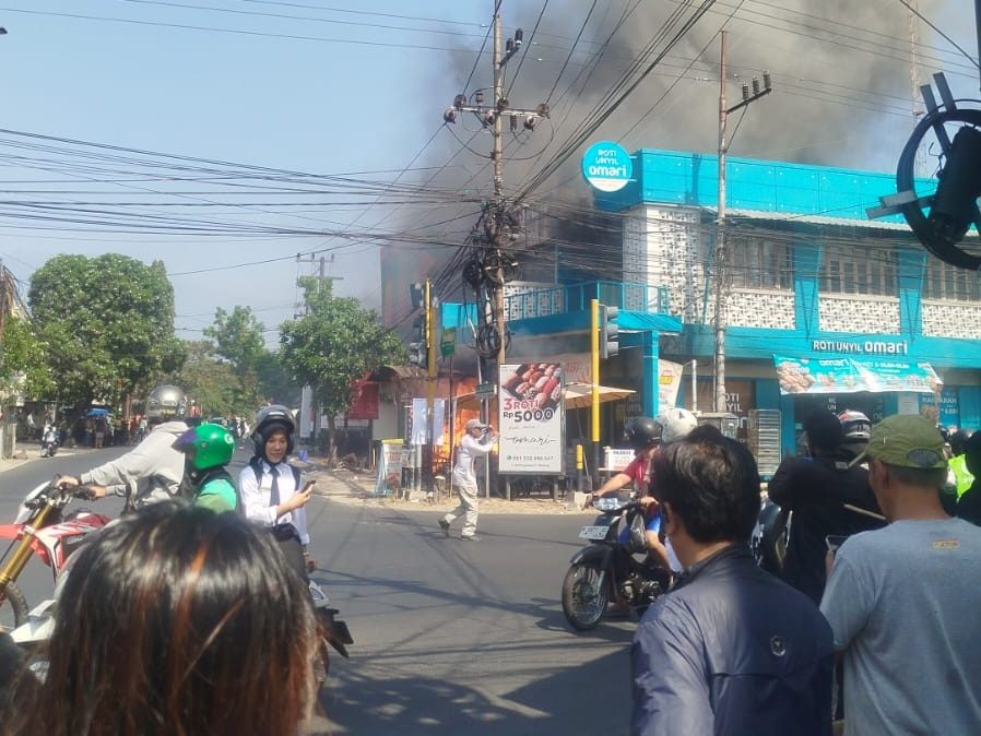 Tiga ruko di Jalan Galunggung Malang terbakar, satu warga dilaporkan tewas.