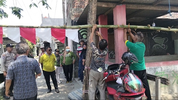 Palang bambu dibuka akses jalan menuju makam Campurejo kembali lancer.(foto: istimewa)