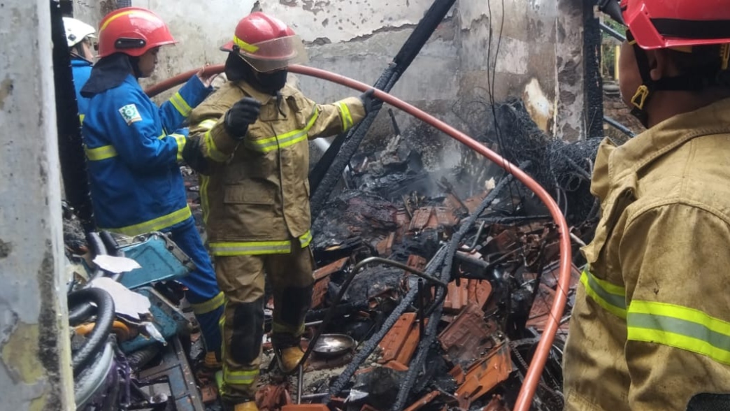 Bangunan ternak burung murai di Ngadisimo terbakar diduga konsleting listrik.