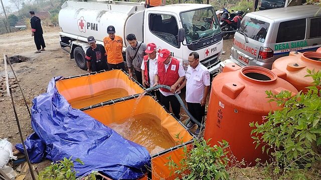 BPBD Kabupaten Ponorogo bersama PMI saat menyalurkan bantuan air bersih.
