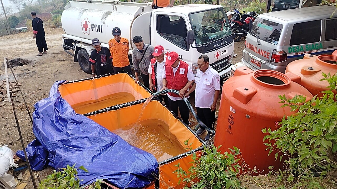 BPBD Kabupaten Ponorogo bersama PMI saat menyalurkan bantuan air bersih.