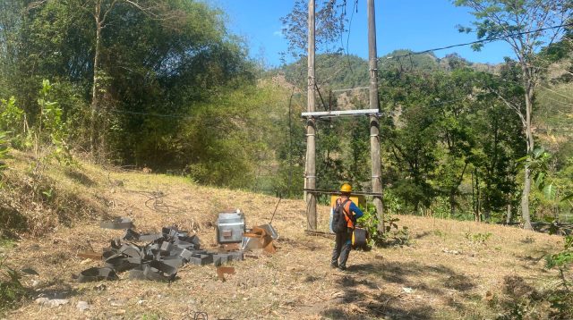 Petugas PLN saat mengecek lokasi pencurian trafo.
