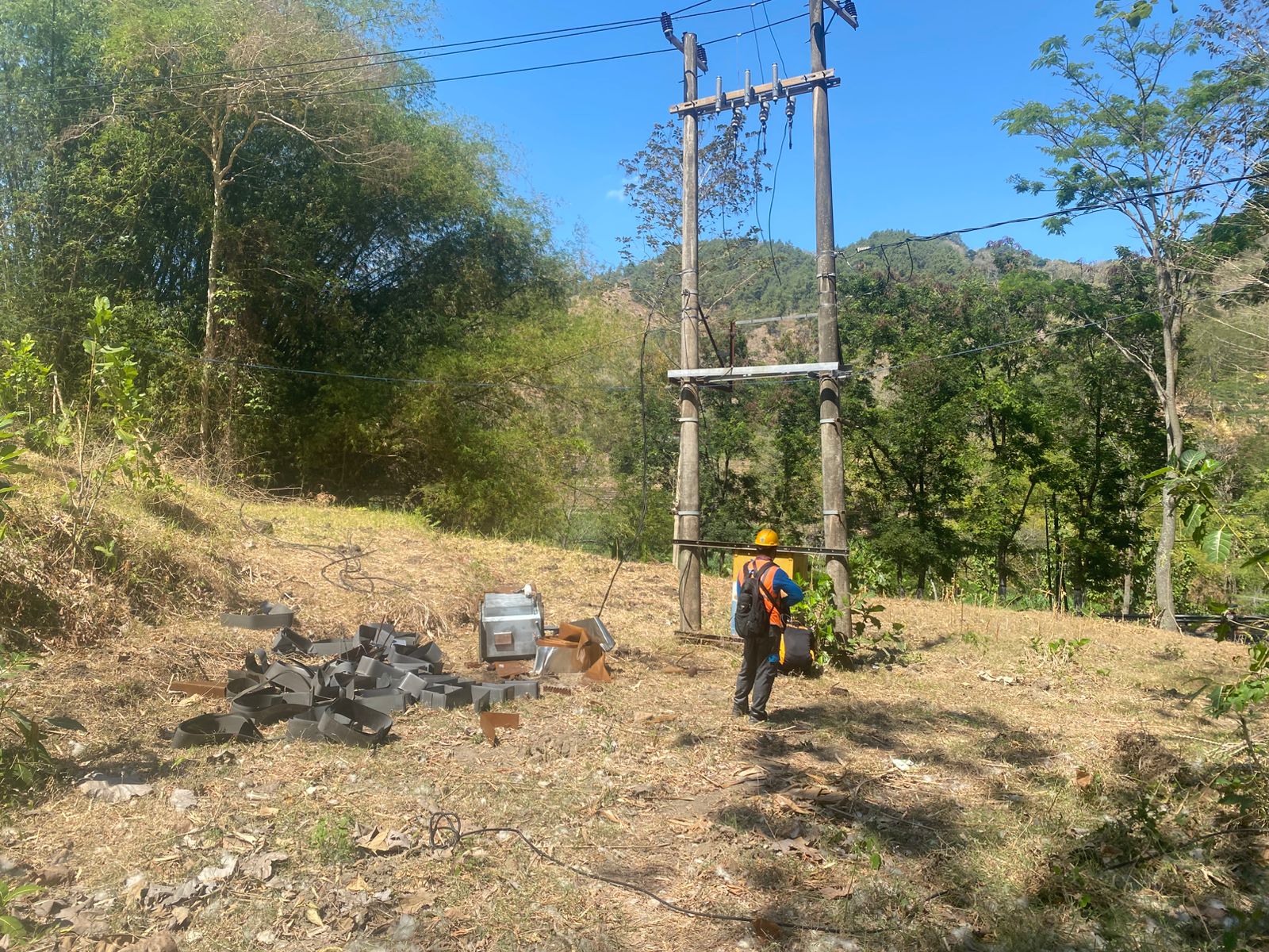 Petugas PLN saat mengecek lokasi pencurian trafo.